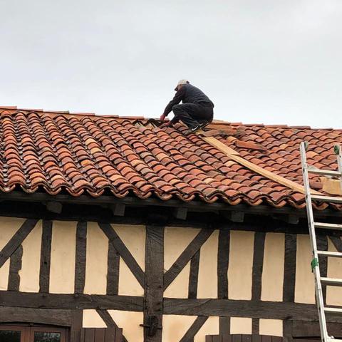 Photo de Artisan couvreur zingueur entretien renovation toiture. Charpente.