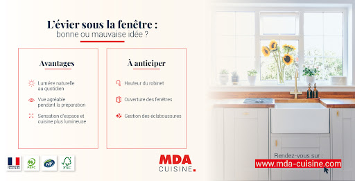 Installer un évier sous une fenêtre permet d’apporter davantage de lumière naturelle dans la cuisine tout en créant une sensation d’espace plus agréable au quotidien. Cette implantation séduit aussi pour son confort visuel et son aspect chaleureux.

Pour un résultat aussi pratique qu’esthétique, certains éléments doivent être anticipés comme la hauteur du robinet, l’ouverture des fenêtres ou encore la gestion des éclaboussures.

Chez MDA Cuisine, chaque implantation est pensée pour s’adapter parfaitement à votre espace et à vos habitudes de vie.

Venez échanger avec nos concepteurs en magasin.