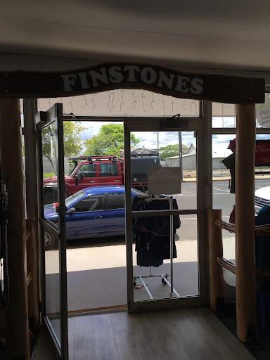 Finstones - Visual