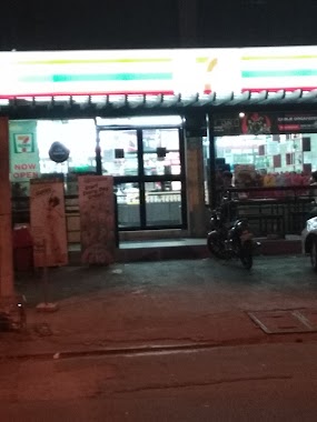 7-Eleven, Author: Nan De Guzman