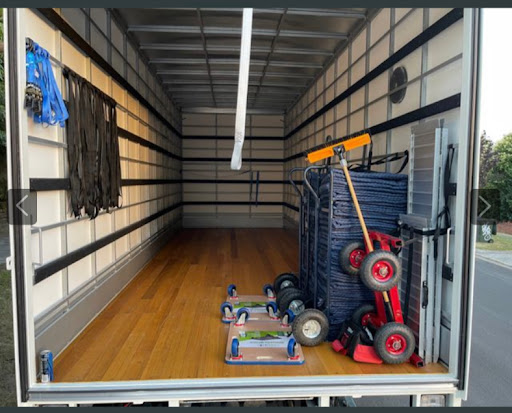 Moving and storage hub