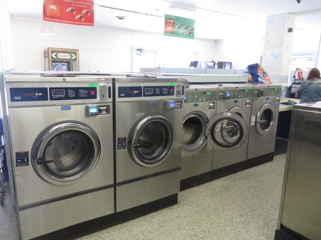 Virginia Beach - 32nd Street Laundry Land Laundromat facility with washing machines in Virginia Beach