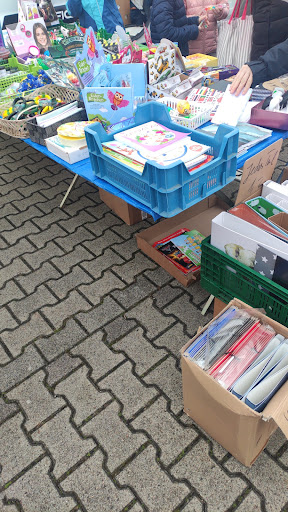 Flohmarkt auf dem Parkplatz Möbel Heinrich - Thumbnail
