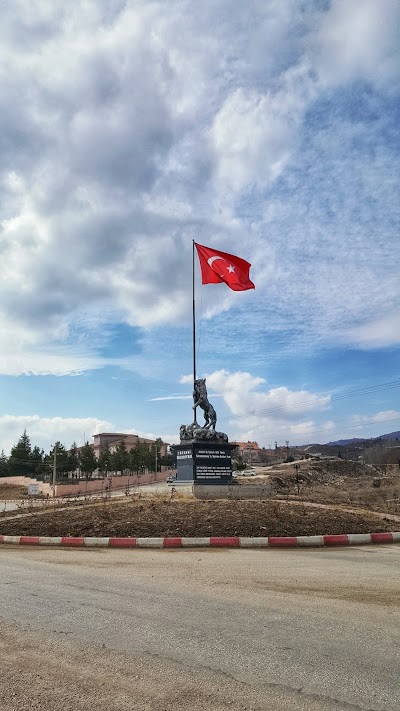 Bayrak Tutan Bozkurt Heykeli