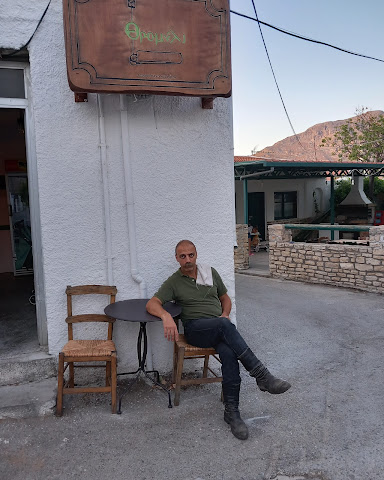 Παραδοσιακό Καφενείο "Θρομύλι" by null