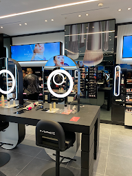 Photo n°17 de MAC Cosmetics à Puteaux (Maquilleur.euse)