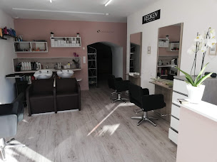 Photo n°5 de Ombre et Lumi ' Hair à Saint-Jeoire-Prieuré (Salon de coiffure)