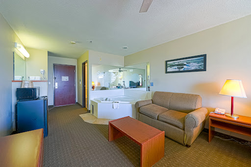 Siletz Bay Beachfront Hotel by OYO Lincoln City - Thumbnail