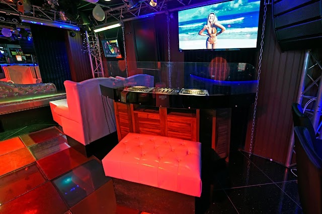 LE MUST CLUB