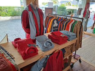 Photo n°2 de MAISON COLAS - Hangar du Marin à Combrit (Magasin de vêtements)