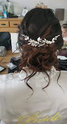 Photo n°13 de ELÉGANCE ~ Coiffeuse femme à domicile et en salon privatisé / Spécialiste en coiffures de Mariage, d'événements. à Crouy-en-Thelle (Salon de coiffure)