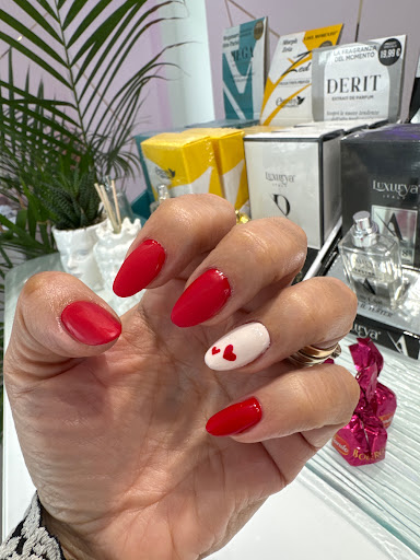 Très Jolie Nail Studio