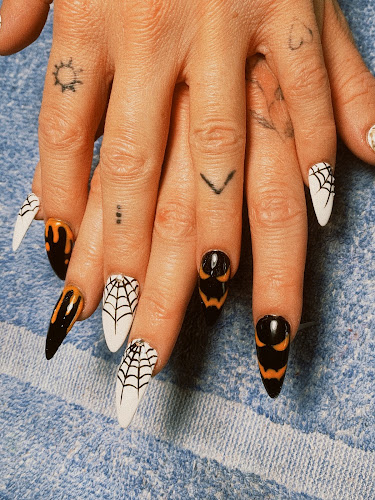 Luxe Nails interior view