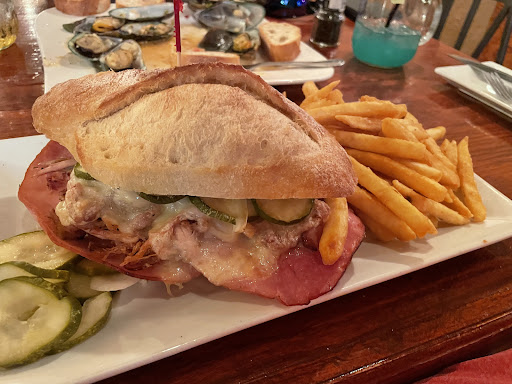 Bonnie & Clyde Pub and Grill - Thumbnail