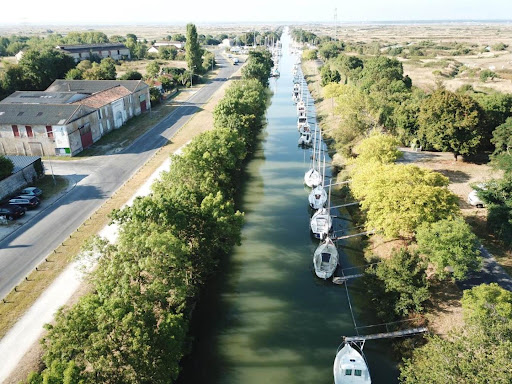 Photo de LOGIS DU CANAL Chambre d'hôtes et Gîte, Piscine