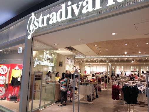 Stradivarius, Author: Alung Ng