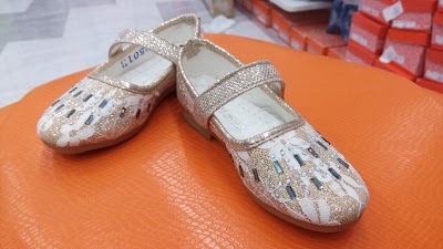 Photos of V&ecirc;tements & Chaussures Enfants, l'El&eacute;gance الاناقة