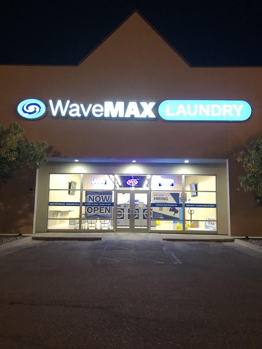 WaveMAX Laundry facility with washing machines in Fargo