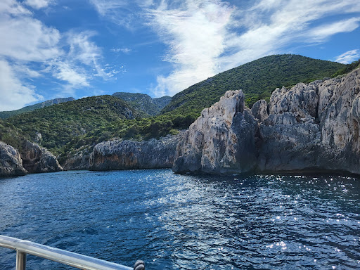 Fuorirotta Charter Santa Maria Navarrese - ESCURSIONI in BARCA con PRANZO A BORDO nel Golfo di Orosei, Cala Mariolu Sardegna - Thumbnail