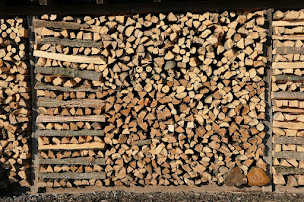 Photo n°2 de Fred Boiservices: Vente et livraison bois de chauffage sec, bois d'allumage, paillage à La-Roche-sur-Yon Vendée 85 Aizenay à Mouilleron-le-Captif (Magasin de bois de chauffage)