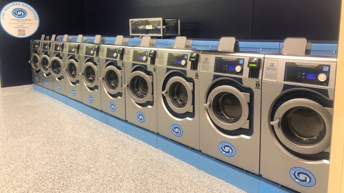 WaveMAX Laundry facility with washing machines in Fargo
