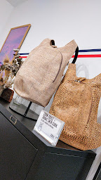 Photo n°6 de Arsayo : Sac à dos Végan, Anti Vol et Sécurisé à Paris (Magasin de sacs)