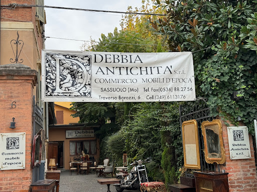 Debbia Antichita' srl - Mobili antichi, antichità, negozio di antiquariato, arredamento antico