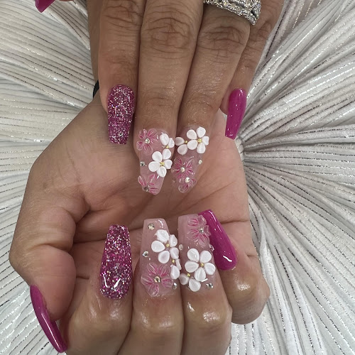 J And J Nails And Spa interior view