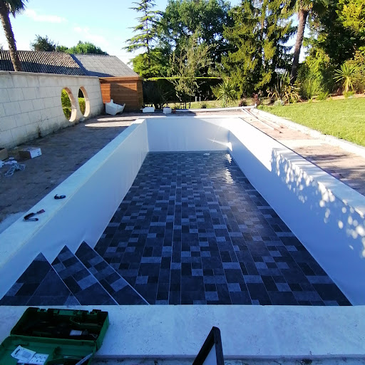 Photo de Gironde blue lagon - Pose liner et membrane PVC armée à Cavignac (33620)