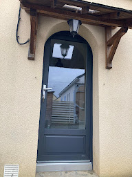 Photo n°3 de Fenêtres d'Anjou - Menuisier à Angers : Fenêtres, portes, volets et autres menuiseries à Verrières-en-Anjou (Magasin de stores et de rideaux)