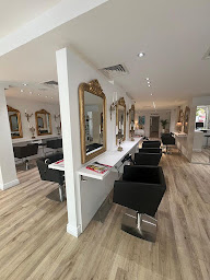 Photo n°27 de Paul Fretel - Coiffure - Esthétique à Saint-Jean-de-Luz (Salon de manucure)