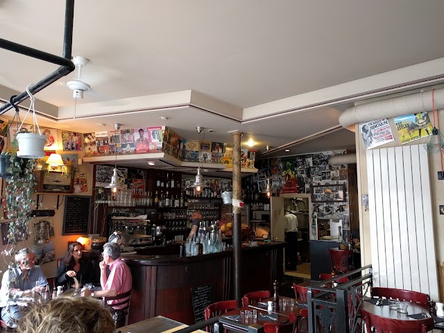 Le Bouche à Oreille