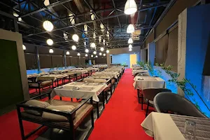 Royal 1 Family Resto -Bar image