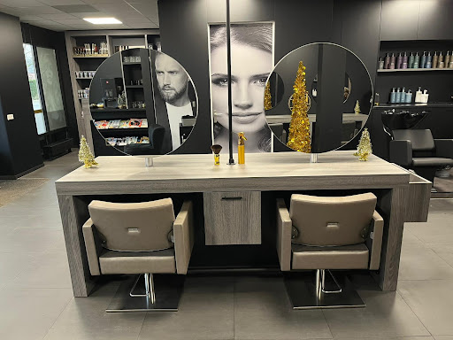 Hairdresser Good Looking - Thumbnail
