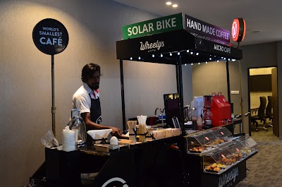 Photos of Caf&eacute; 80 by Wheelys Caf&eacute;