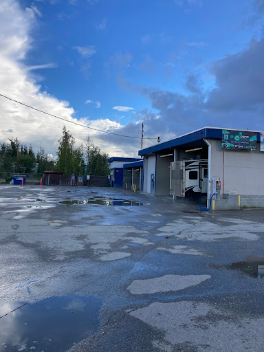University Avenue Truck & Car Wash Logo