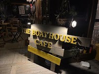 THE BOAT HOUSE