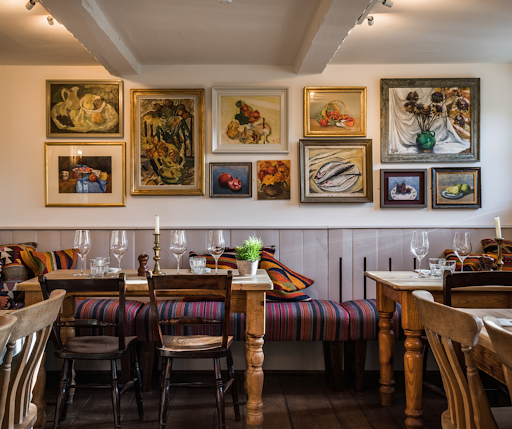 Horse and Groom Free House, Food and Rooms