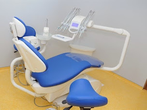 Photo n°2 de Docteur Abensur-Knafou Anita - Chirugien-dentiste - Strasbourg à Strasbourg (Parodontiste spécialiste des implants dentaires)