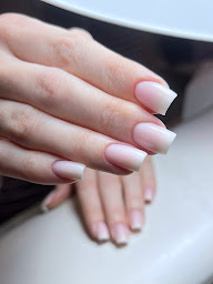 Photo n°26 de E.M.C Nail - Formation Ongle -prothésiste ongulaire - à Valserhône 01 à Billiat (Salon de manucure)