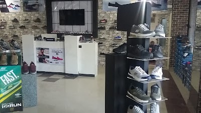 Skechers سکیچر بوټونه