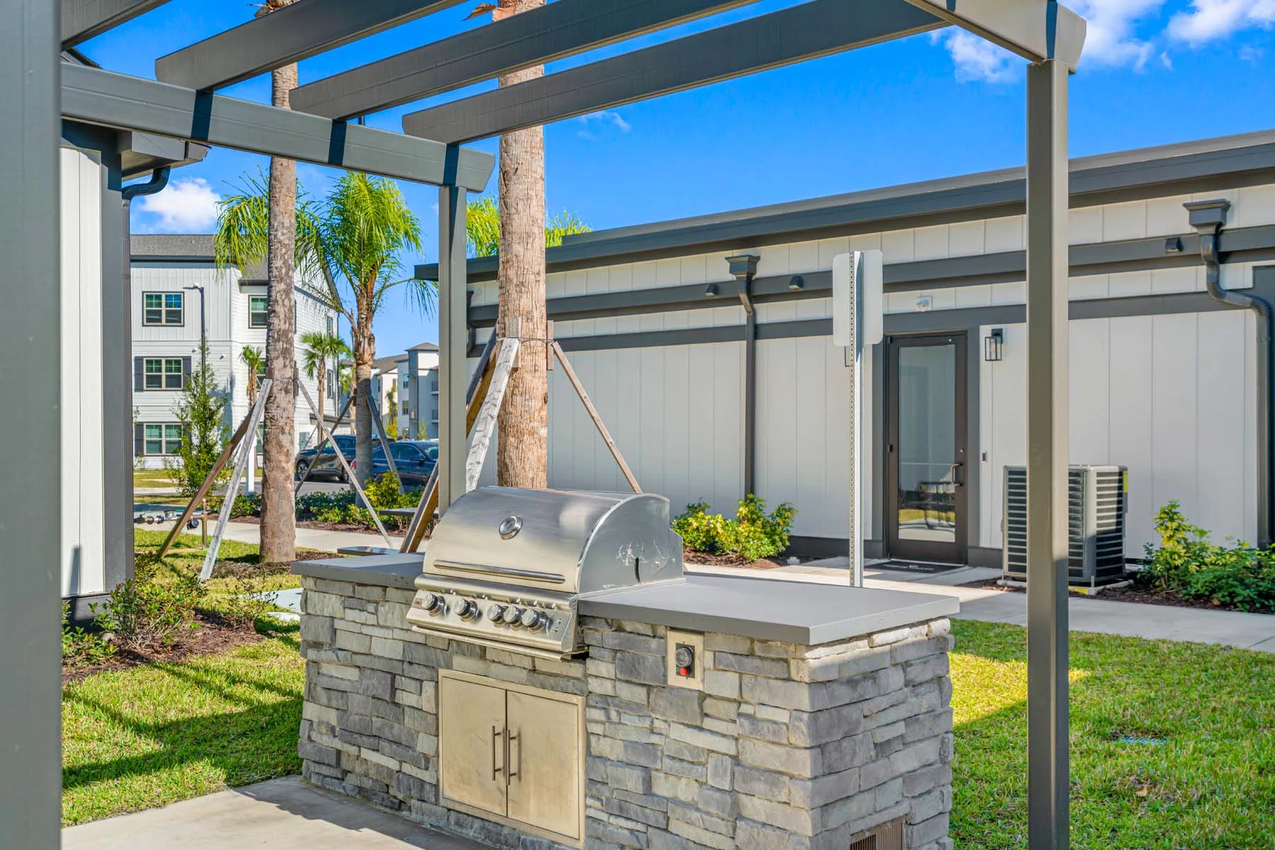 Pointe Grand Island View Apartments