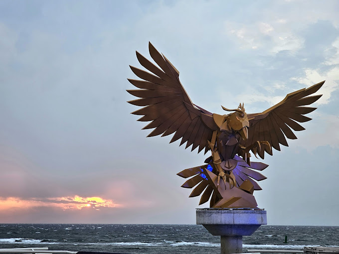 الصقر الذهبي - مجسم فني كبير في آرت بروميناد جدة