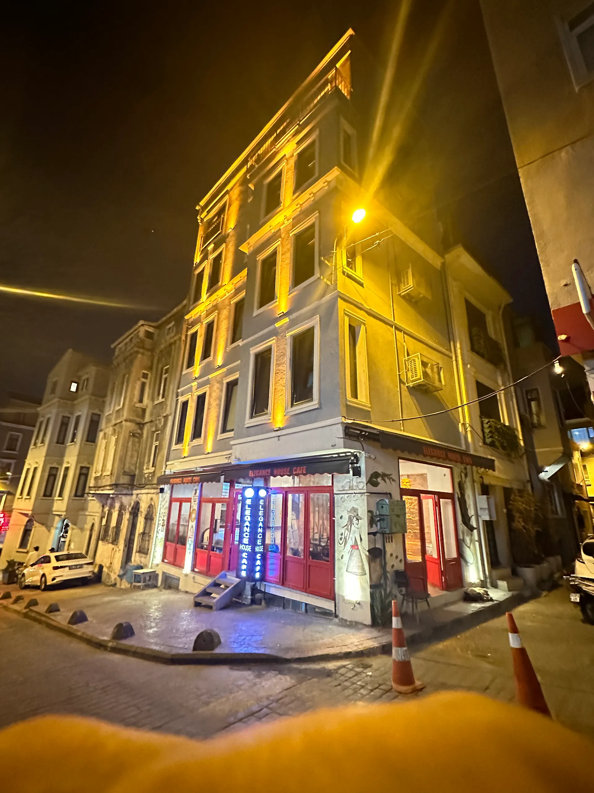 Elegance House Cafe & Hotel