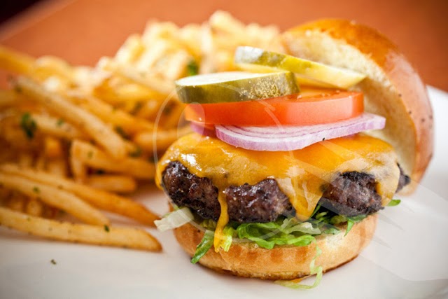 333 Belrose Bar & Grill