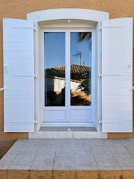 Photo n°18 de Plein Jour Languedoc - RGE Qualibat -Fenêtres PVC Aluminium BOIS, Volets , Portails, Vérandas autour de Montpellier à Jacou (Magasin de stores et de rideaux)