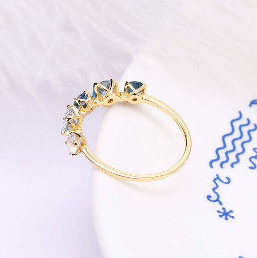 Title 1, 925 Silver Blue Gradual Topaz Ring enhances you...