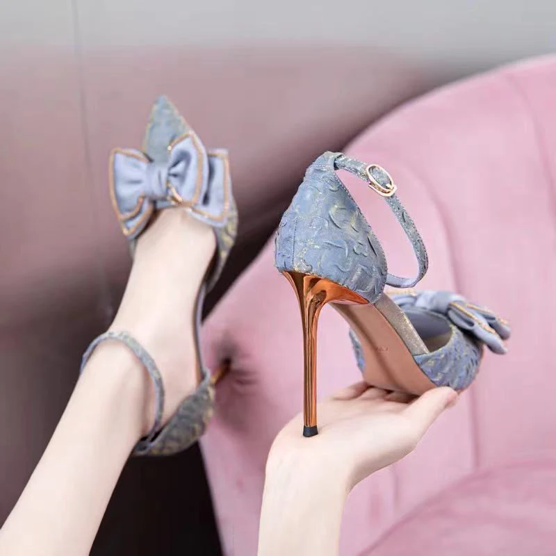 Escarpins à talons hauts pour femmes avec sac nœud Un ensemble élégant pour les occasions spéciales. Sublimez votre look avec ces chaussures et le sac assorti.