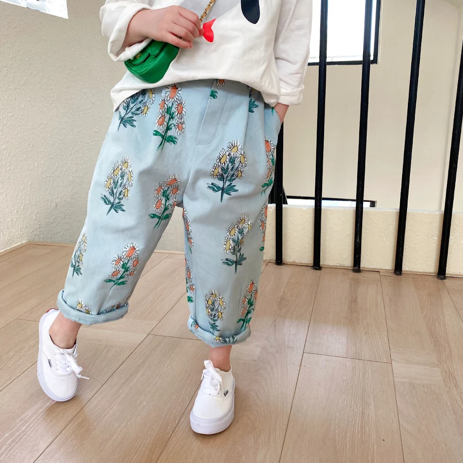 Pantalones de bebé con diseño floral y estilo extranjero, rotos y de rábano. Perfectos para niños, cómodos y a la moda.
