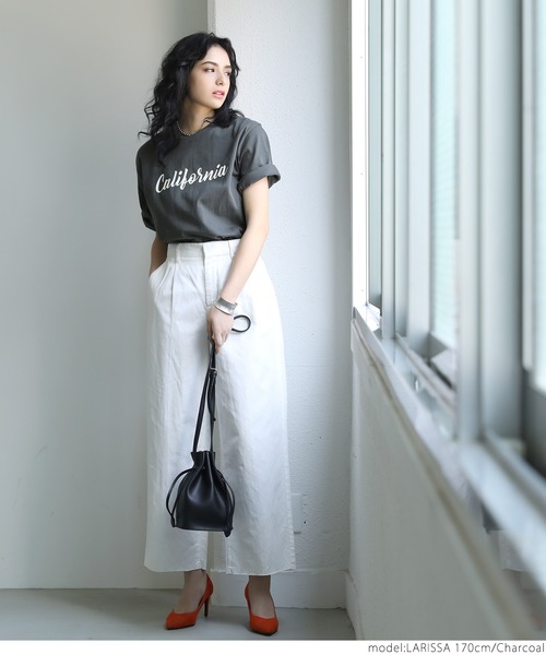 夏のグレーtシャツコーデ 地味見えさせない大人女性の着こなしポイント Trill トリル